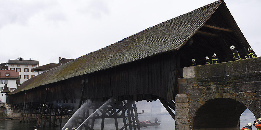 Ein Brand im März beschädigte die historische Holzbrücke in Olten. Der Aareübergang wird nun saniert. Auch eine Sprühflutanlage unter dem Holzboden wird eingebaut. (Archivbild)