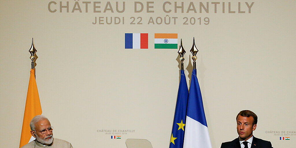 Frankreichs Präsident Emmanuel Macron (r.) und der indische Ministerpräsident Narendra Modi (l.) bei einer gemeinsamen Pressekonferenz nach einem Treffen in Paris.