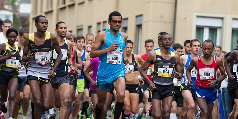 Der Schweizer Marathonläufer Tadesse Abraham (Mitte/blau) bestreitet in Peking seine erste WM