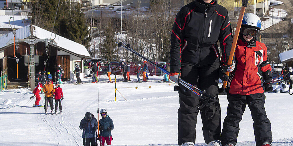 Skifahren soll in der Schweiz über die Festtage allen offenstehen. Der Nationalrat lehnt Kapazitätseinschränkungen wegen der Corona-Pandemie, wie sie derzeit diskutiert werden, ab.(Archivbild) Skifahren soll in der Schweiz über die Festtage allen offenstehen. Der Nationalrat lehnt Kapazitätseinschränkungen wegen der Corona-Pandemie, wie sie derzeit diskutiert werden, ab.(Archivbild)