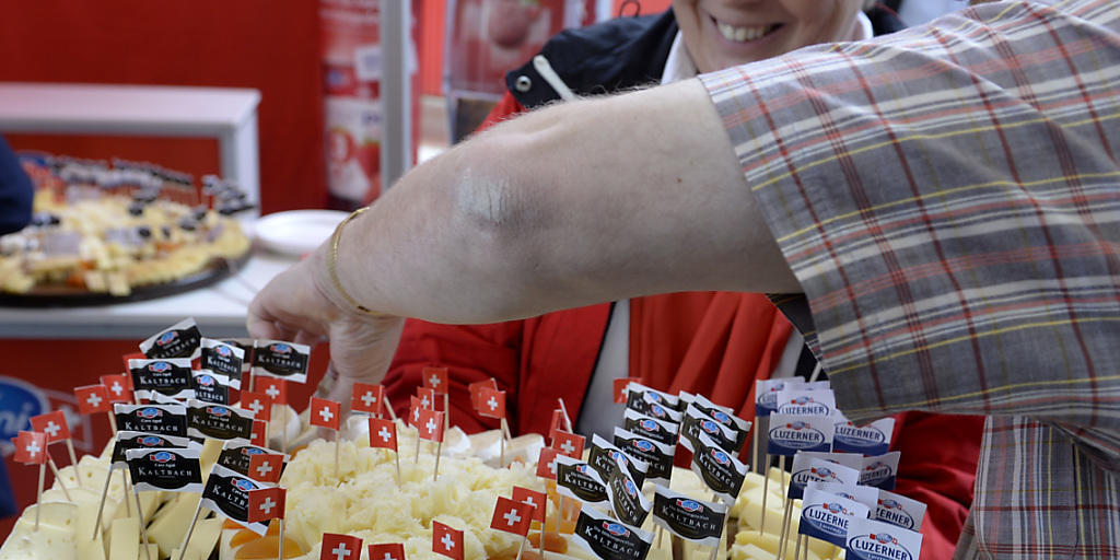 Käse erfreut sich in der Schweiz weiterhin grosser Beliebtheit. Der Konsum nahm auch im vergangenen Jahr zu. Käse erfreut sich in der Schweiz weiterhin grosser Beliebtheit. Der Konsum nahm auch im vergangenen Jahr zu.