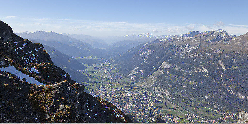 Oberhalb von Chur rumpeln die Steine ins Scaläratobel. Womöglich ereignete sich ein erneuter Felssturz am 2266 Meter hohen Montalin (Bildvordergrund).