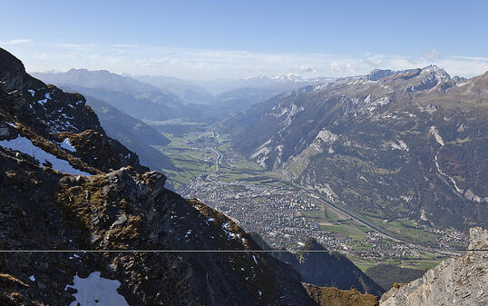 Oberhalb von Chur rumpeln die Steine ins Scaläratobel. Womöglich ereignete sich ein erneuter Felssturz am 2266 Meter hohen Montalin (Bildvordergrund).
