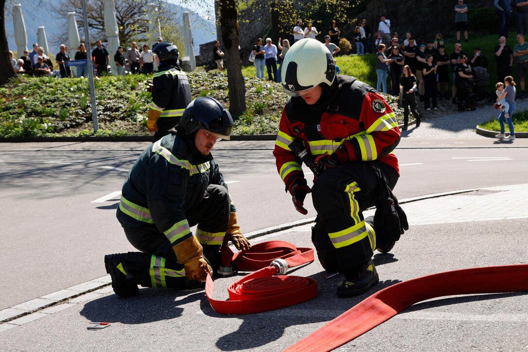 Schluss&uuml;bung beim Kurs f&uuml;r neue Feuerwehrleute beim "Restaurant L&ouml;wen&raquo; in Gamprin-Bendern.