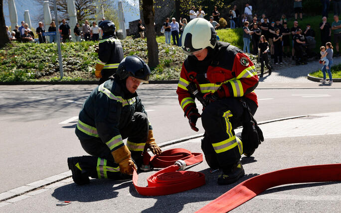 Schluss&uuml;bung beim Kurs f&uuml;r neue Feuerwehrleute beim "Restaurant L&ouml;wen&raquo; in Gamprin-Bendern.