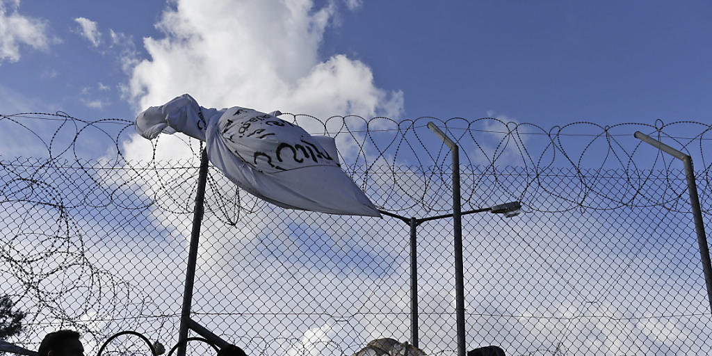 Frühstück im "Hotspot" auf der Insel Samos: Die Flüchtlinge dürfen die Lager nicht verlassen - dagegen protestiert das UNHCR. Frühstück im "Hotspot" auf der Insel Samos: Die Flüchtlinge dürfen die Lager nicht verlassen - dagegen protestiert das UNHCR.