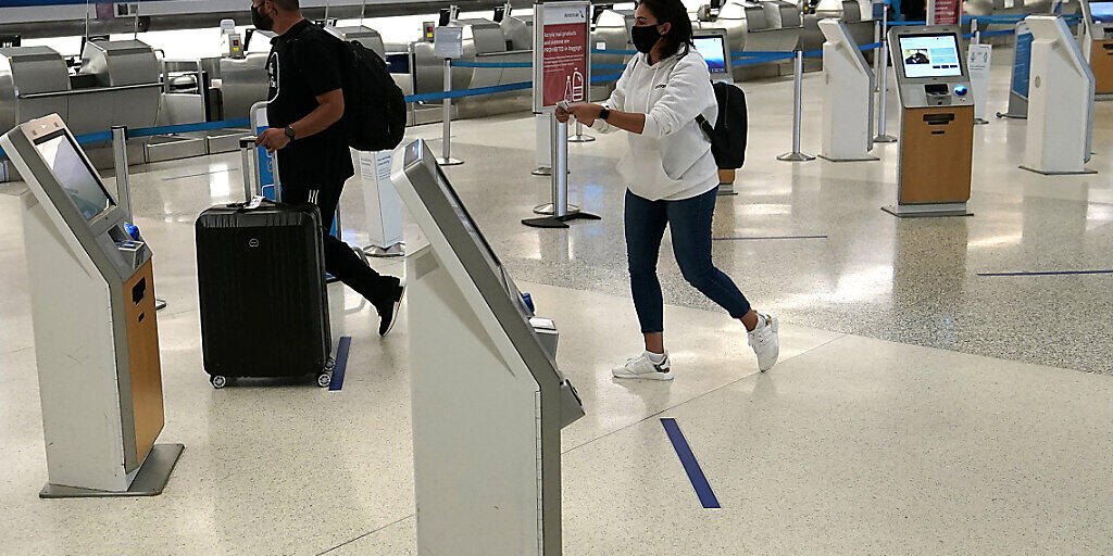Wegen dem Einbruch der Passagierzahlen schickt American Airlines Tausende Mitarbeiter in die Zwangsferien. (Archivbild)