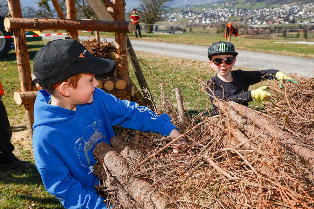 Kinder bauen Funken in Schaanwald