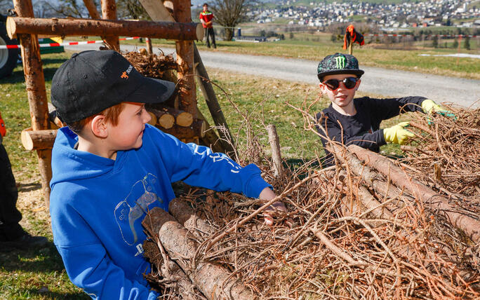 Kinder bauen Funken in Schaanwald