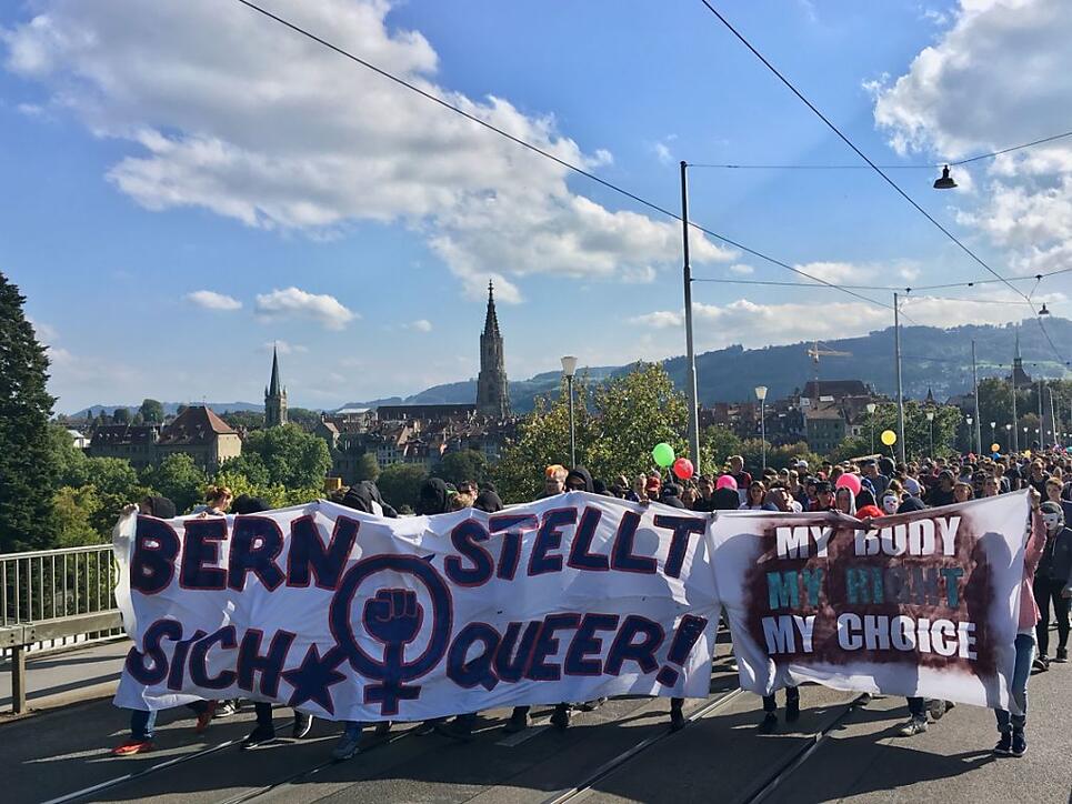 Die unbewilligte Demonstration gegen die Abtreibungsgegner zog vom Zentrum der Hauptstadt in Richtung Länggasse.
