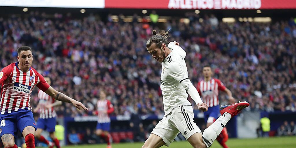 Gareth Bale setzt nach seiner Einwechslung zum Schuss an, der das 3:1 bedeutet