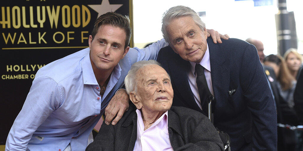 Michael Douglas (r.) sein Vater Kirk Douglas und sein Sohn Cameron Douglas am Dienstag bei der Zeremonie auf dem Hollywood Walk of Fame.