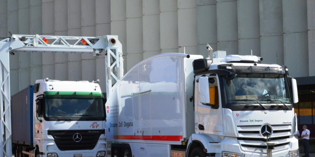Der neue Scanner befindet sich selbst auf einem Lastwagen und kann andere Sattelschlepper innert Sekunden durchleuchten.