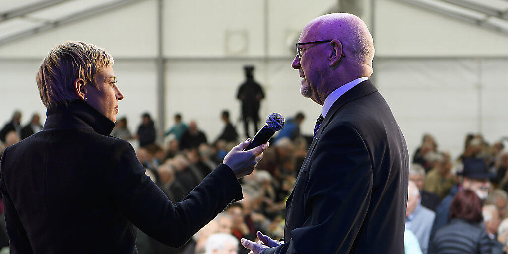 Hugo Kurz, Gross Sire der Odd Fellows Schweiz, spricht an der Seite von Moderatorin Catherine Thommen am Festakt in Bern.