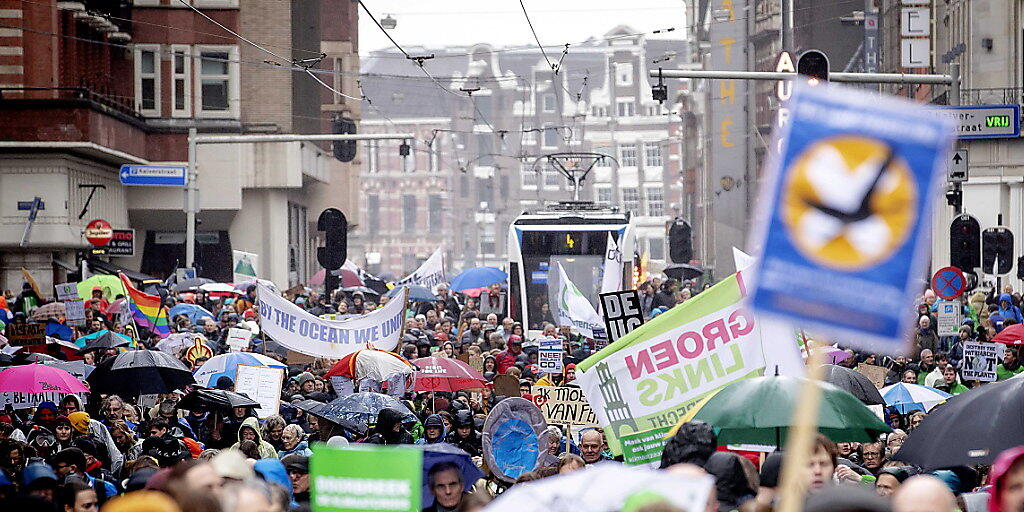 Zehntausende Niederländer haben am Sonntag in Amsterdam für eine "ehrliche Klimapolitik" ihrer Regierung demonstriert.