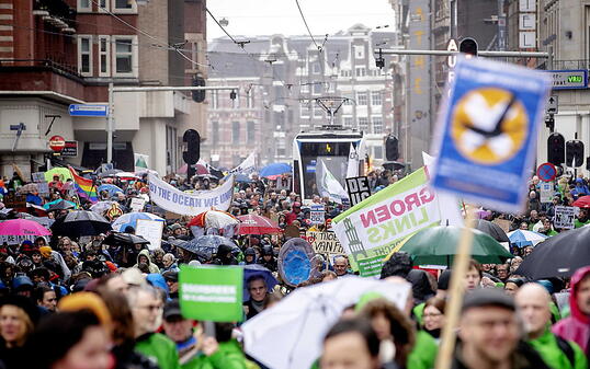 Zehntausende Niederländer haben am Sonntag in Amsterdam für eine "ehrliche Klimapolitik" ihrer Regierung demonstriert.