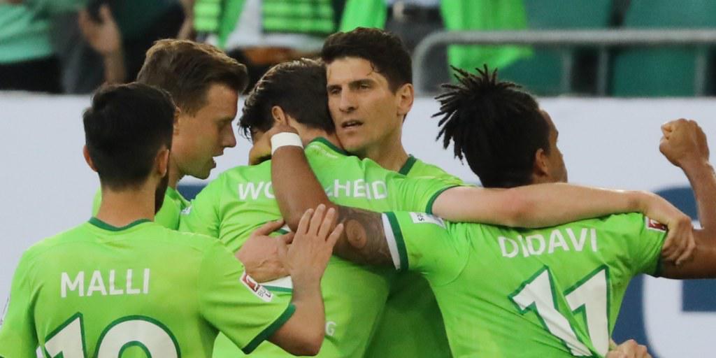 Mario Gomez lässt sich nach seinem Penalty-Tor gegen die Eintracht Braunschweig feiern