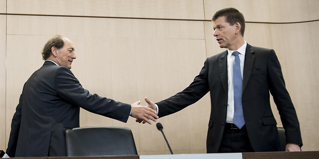 Sagt bald Adieu: Nestlé-Chef Paul Bulcke (links) wird neuer Präsident des Konzerns. Im Bild reicht er dem Finanzchef Francois-Xavier Roger die Hand. (Archiv)