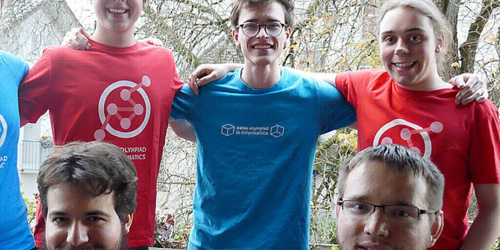 Das Schweizer Team an den internationalen Romanian Master of Informatics (RMI): Ganz rechts Joël Huber, der eine Goldmedaille gewann. Rest im Uhrzeigersinn: Ema Skottova, Josia John, Caspar Schucan, freiwilliger Betreuer Timon Stampfli und Delegationsleiter Timon Gehr. (zVg) Das Schweizer Team an den internationalen Romanian Master of Informatics (RMI): Ganz rechts Joël Huber, der eine Goldmedaille gewann. Rest im Uhrzeigersinn: Ema Skottova, Josia John, Caspar Schucan, freiwilliger Betreuer Timon Stampfli und Delegationsleiter Timon Gehr. (zVg)
