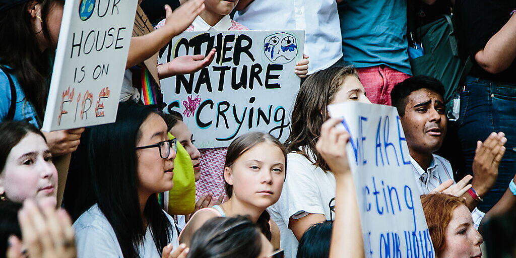 Umweltaktivistin Greta Thunberg erstmals in den USA vor der Uno in New York inmitten anderer gleichgesinnter Jugendlicher. Umweltaktivistin Greta Thunberg erstmals in den USA vor der Uno in New York inmitten anderer gleichgesinnter Jugendlicher.
