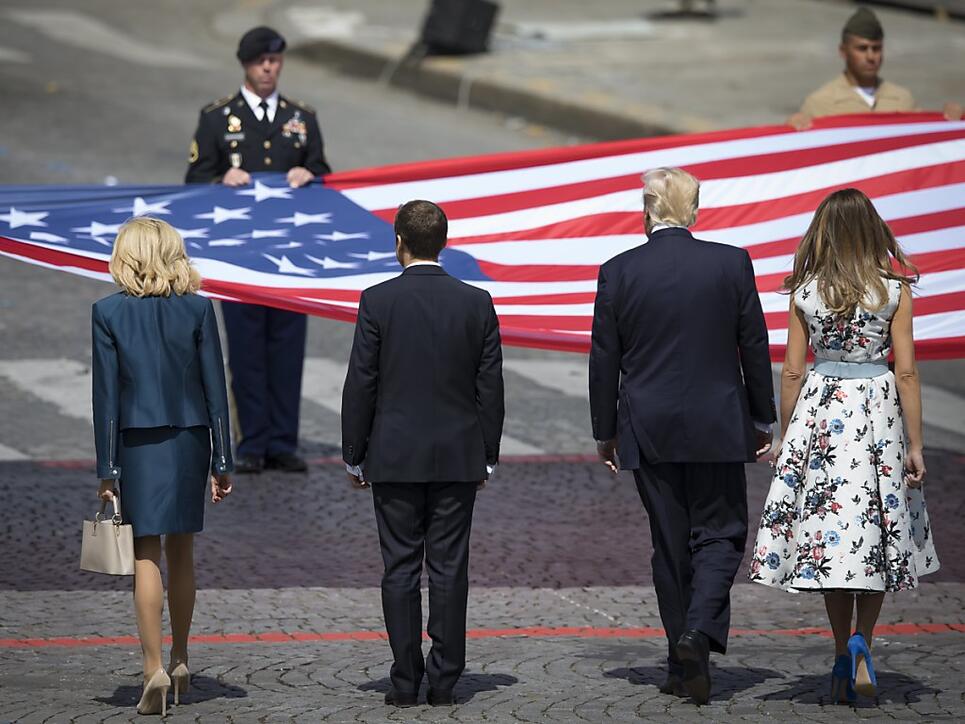 US-Präsident Donald Trump und Frankreichs Staatspräsident Emmanuel Macron bei der Militärparade in Paris am 14. Juli 2017.