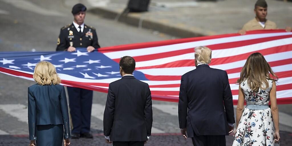 US-Präsident Donald Trump und Frankreichs Staatspräsident Emmanuel Macron bei der Militärparade in Paris am 14. Juli 2017.