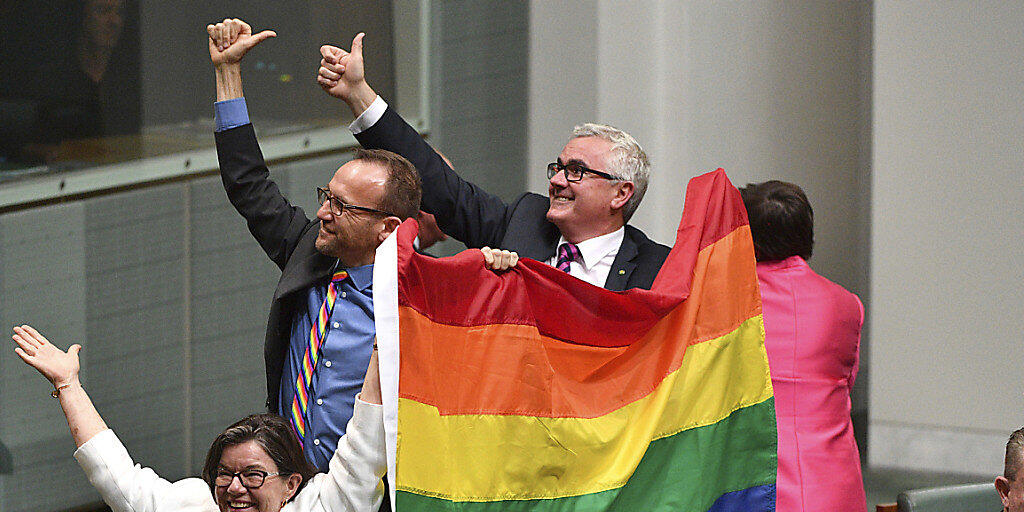 Parlamentsmitglieder Australiens freuen sich, dass die gleichgeschlechtliche Ehe zugelassen wird.