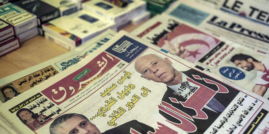 Kaïs Saïed (r) und Nabil Karoui, die beiden voraussichtlichen Wahlsieger, auf der Titelseite einer Zeitung am Montag.