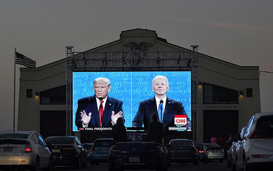 Menschen verfolgen das letzte TV-Duell vor der Präsidentschaftswahl auf einer Leinwand im Fort Mason Center. Foto: Jeff Chiu/AP/dpa