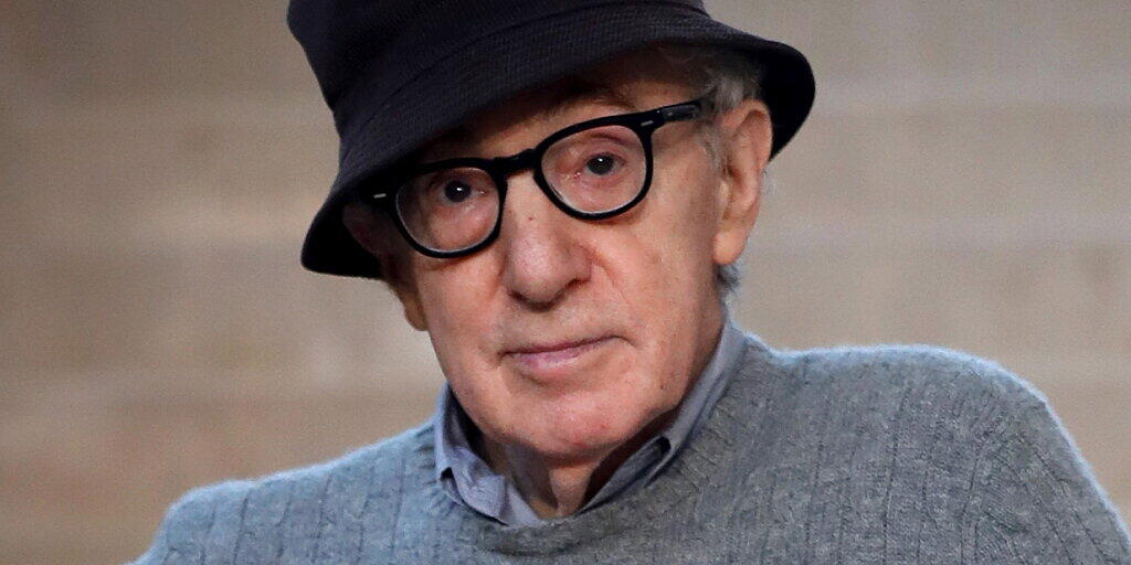 Der Rowohlt-Verlag steht zu der Entscheidung, die Autobiographie von Woody Allen im April in einer deutschen Übersetzung zu veröffentlichen.
(Archivbild) Der Rowohlt-Verlag steht zu der Entscheidung, die Autobiographie von Woody Allen im April in einer deutschen Übersetzung zu veröffentlichen.
(Archivbild)