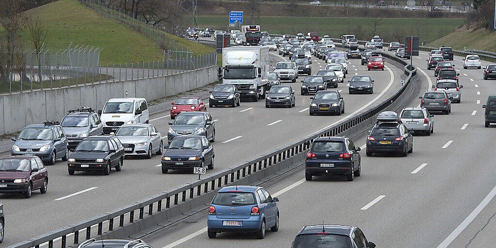 Wird bei grossem Fahrzeugaufkommen die zulässige Höchstgeschwindigkeit reduziert, verflüssigt sich der Verkehr. (Archivbild)