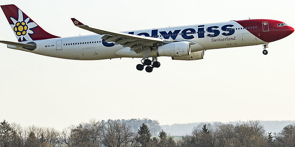 Der Ferienflieger Edelweiss will nach der Corona-Zwangspause den Flugbetrieb am Donnerstag wieder aufnehmen. (Archivbild) Der Ferienflieger Edelweiss will nach der Corona-Zwangspause den Flugbetrieb am Donnerstag wieder aufnehmen. (Archivbild)
