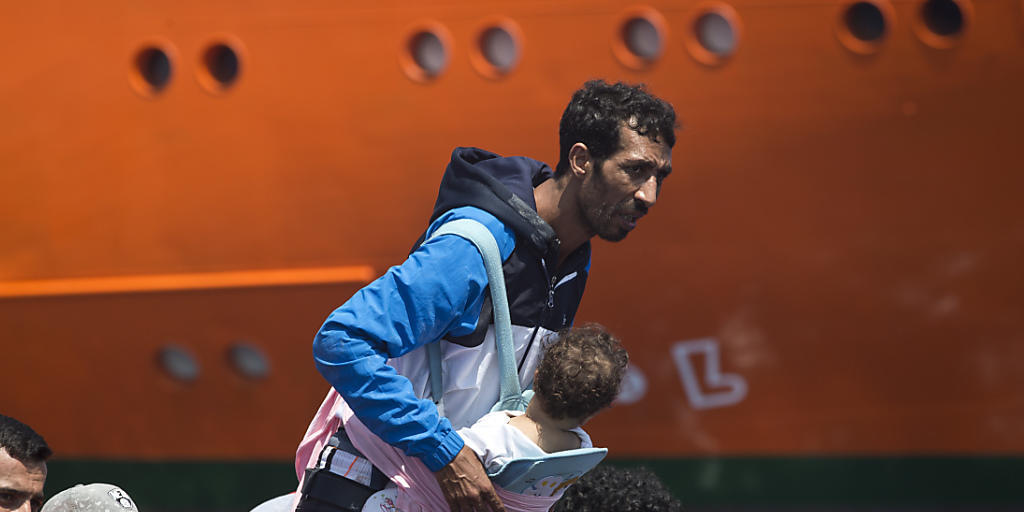 Diese Flüchtlinge wurden von Schiffen privater Organisationen im Mittelmeer geborgen. Europäische Länder würden sie am liebsten zurück nach Libyen zurückbringen - diese Pläne werden von der UNO scharf kritisiert.