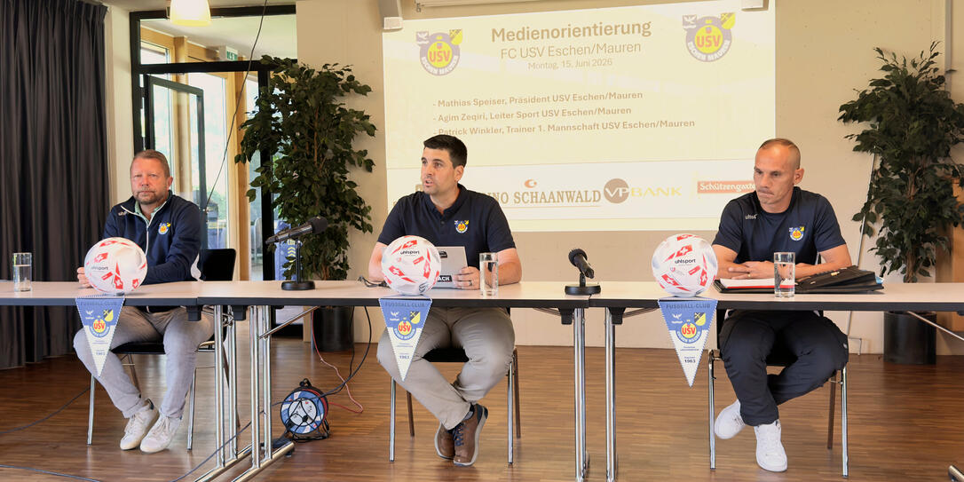 Die USV informierte mit Trainer Patrick Winkler (v. l.), Präsident Mathias Speiser und Sportchef Agim Zeqiri über die angespannten Monate und der zukünftigen Ausrichtung des Vereins für die kommende Spielzeit.