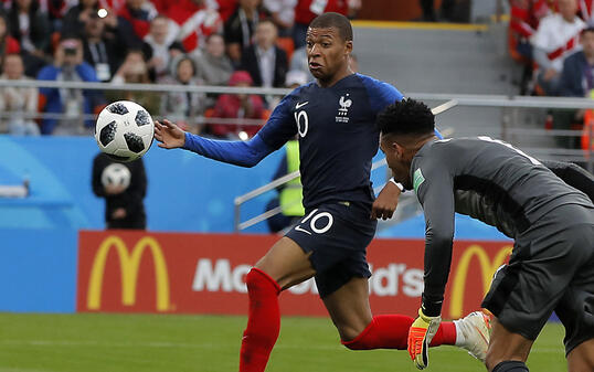 Kylian Mbappé schiesst den einzigen Treffer in Jekaterinburg gegen Peru und führt Frankreich in die Achtelfinals