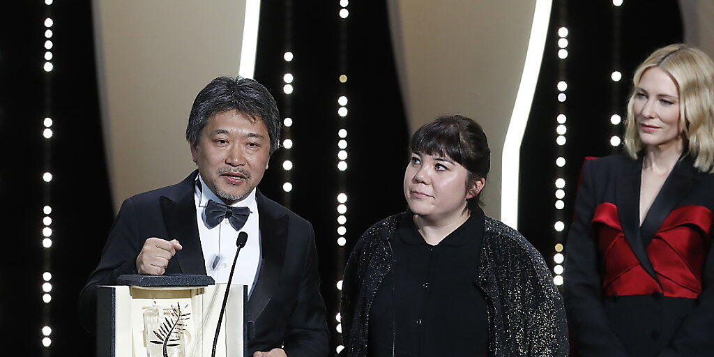 Regisseur Hirokazu Kore-Eda nimmt in Cannes die Goldene Palme für sein berührendes Familiendrama "Shoplifters" entgegen.