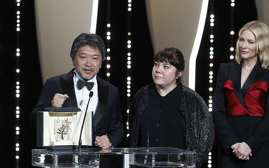 Regisseur Hirokazu Kore-Eda nimmt in Cannes die Goldene Palme für sein berührendes Familiendrama "Shoplifters" entgegen.