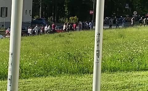 Hunderte stehen vor dem Impfzentrum an