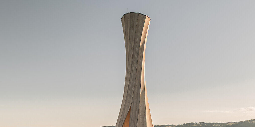 Der "Urbach Turm" im Remstal bei Stuttgart ist das erste Holz-Bauwerk aus grossen, sich selbst formenden Bauelementen.