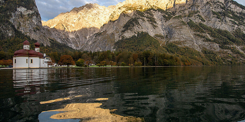 ARCHIV - Der deutsche Nationalpark Berchtesgaden mit Königssee und Watzmann. Im dortigen Landkreis sollen drastische Einschränkungen des öffentlichen Lebens verhängt werden. Foto: Lino Mirgeler/dpa