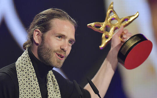 Das Berner Musiker-Duo Lo & Leduc hat den Prix Walo in der Sparte Pop/Rock gewonnen. Lorenz Häberli nahm die Trophäe entgegen, Luc Odier fehlte an der Preisverleihung.