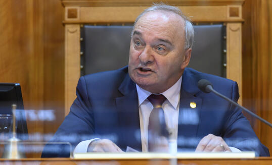 SCHUTZVORRICHTUNG, PLEXIGLAS, TRENNWAND, PLEXIGLASVORRICHTUNG, SESSION, WINTERSESSION, CORONAVIRUS, COVID-19, COVID 19,