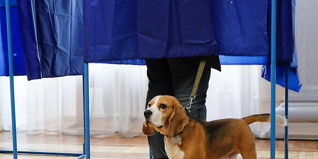 Warten: In der Ukraine hat die Stichwahl um das Präsidentenamt begonnen. Erste Resultate werden für den Abend erwartet.