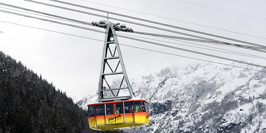 Der Betrieb der Luftseilbahn aufs Eggishorn ist wegen Terrainabsackungen als Folge des auftauenden Permafrosts präventiv eingestellt worden. (Archivbild)