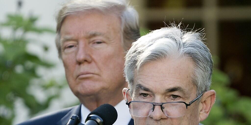 Der Chef der US-Notenbank Fed, Jerome Powell (rechts), gerät wegen seiner konstanten Zinspolitik immer wieder mit US-Präsident Donald Trump in Streit. (Archivbild)