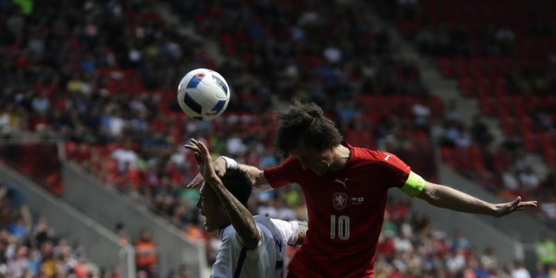 Tschechien hatte gegen Südkorea selten Oberwasser wie hier Tomas Rosicky (10) gegen Suk Hyun-Jun Tschechien hatte gegen Südkorea selten Oberwasser wie hier Tomas Rosicky (10) gegen Suk Hyun-Jun