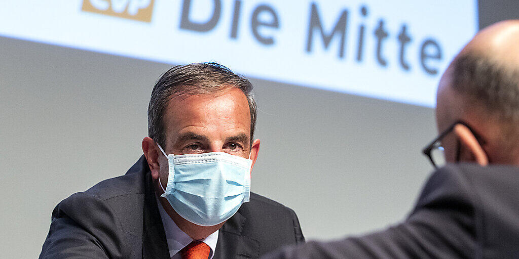 Präsident Gerhard Pfister will die Traditionspartei CVP Schweiz in "Die Mitte" umbenennen: "Wir wollen die national relevante politische Kraft der Mitte bleiben", sagte Pfister an der Delegiertenversammlung in Baden AG. Präsident Gerhard Pfister will die Traditionspartei CVP Schweiz in "Die Mitte" umbenennen: "Wir wollen die national relevante politische Kraft der Mitte bleiben", sagte Pfister an der Delegiertenversammlung in Baden AG.