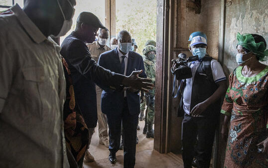 Faustin-Archange Touadéra (M), Präsident der Zentralafrikanischen Republik, kommt in das Wahllokal in der Boganda Schule, um seine Stimme für die Präsidenten- und Parlamentswahl abzugeben. Foto: -/AP/dpa