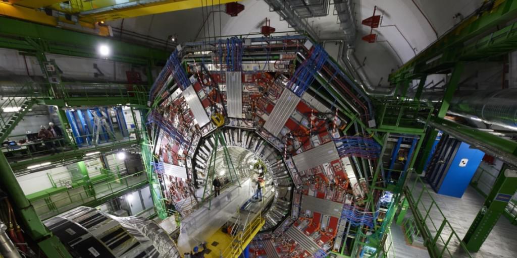 Der CMS-Detektor am LHC-Teilchenbeschleuniger des CERN soll noch präziser die Eigenschaften von Teilchen messen: Dafür bekommt er kurz vor Start der neuen Mess-Saison ein Upgrade. Der CMS-Detektor am LHC-Teilchenbeschleuniger des CERN soll noch präziser die Eigenschaften von Teilchen messen: Dafür bekommt er kurz vor Start der neuen Mess-Saison ein Upgrade.