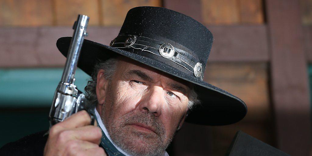 Christian Kohlund als bad guy Burton in der Karl-May-Verfilmung "Unter Geiern" im März 2014 in Bad Segeberg (Archiv).
